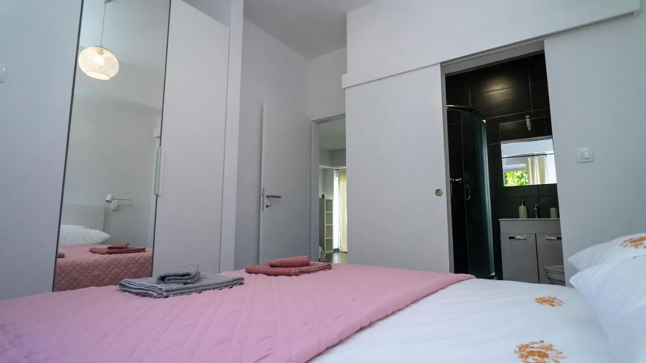 Apartments Annela Τρογκίρ