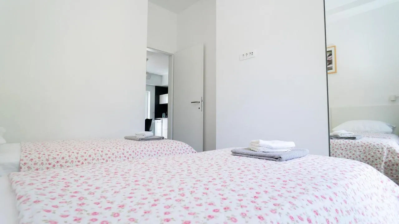 Apartments Annela Τρογκίρ