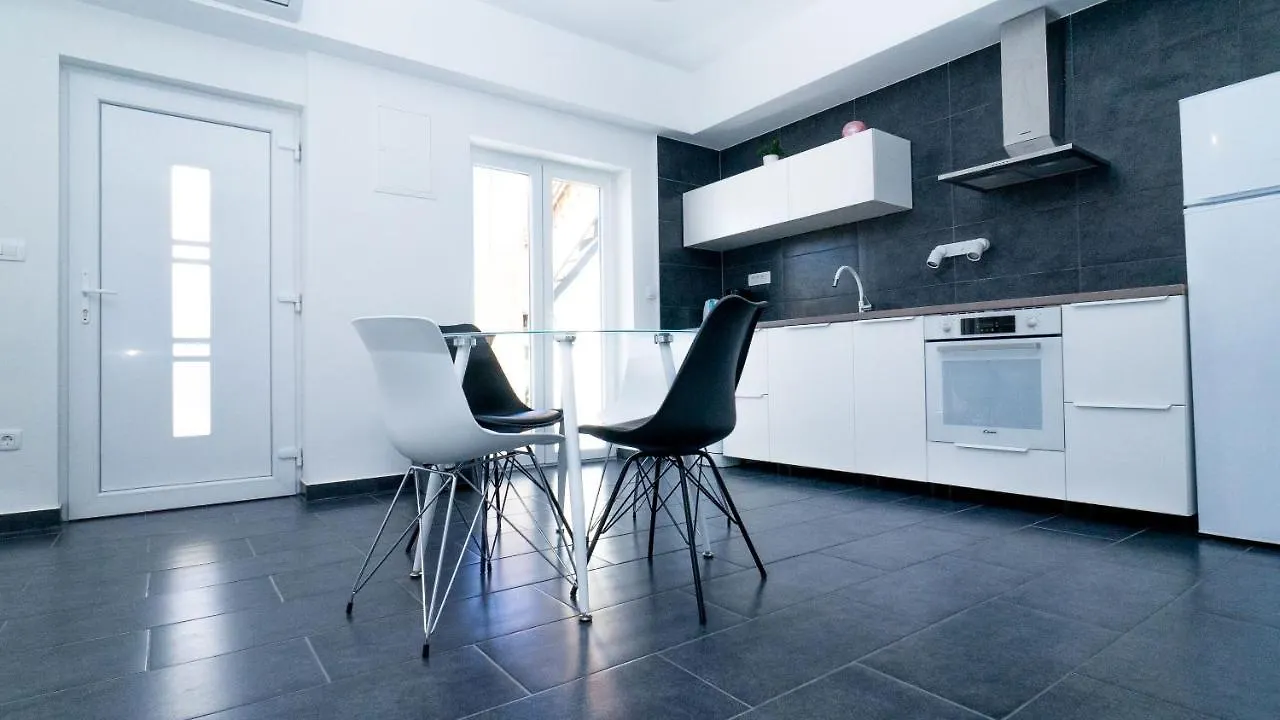 Apartments Annela Τρογκίρ